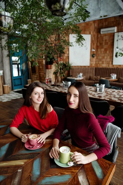 Reunión Novias Cafetería Dos Chicas Modernas Moda Vestidos Rojos Sientan Fotos de stock libres de derechos