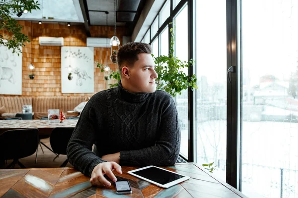 Joven Hombre Valiente Trabaja Sentado Cafetería Empresario Utiliza Tableta Teléfono Imagen de archivo
