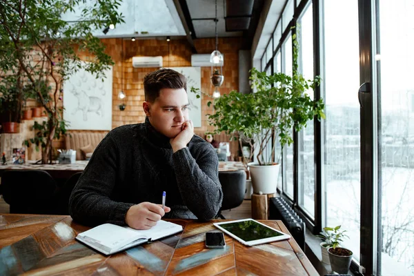 Joven Hombre Valiente Trabaja Sentado Cafetería Empresario Utiliza Tableta Teléfono Fotos de stock