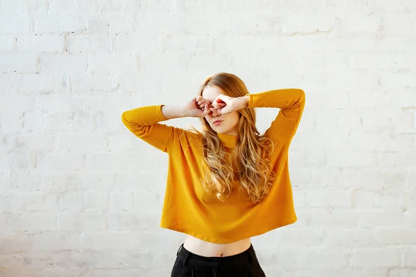 Retrato Joven Rubia Con Suéter Amarillo Sobre Fondo Una Pared Imagen de stock