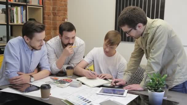 Jungunternehmer-Crew arbeitet mit neuem Startup-Projekt in modernen
