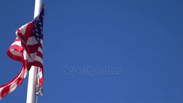 Deux vidéos du drapeau américain agitant le vent en 4K — Video