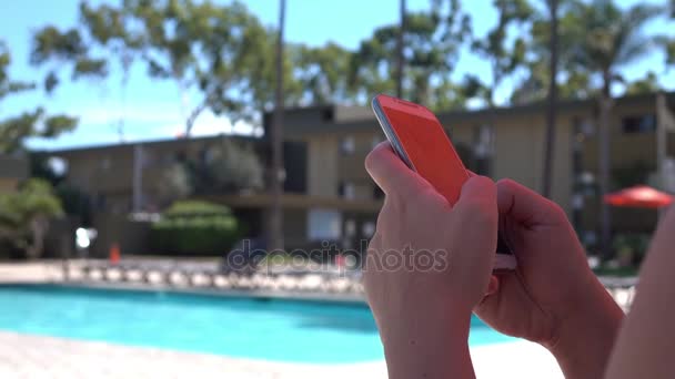 Video di una donna che utilizza il telefono cellulare in 4K — Video Stock