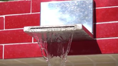 Gerçek yavaş çekimde genel musluktan akan suyun iki videoları