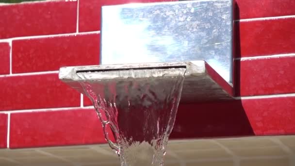 Twee video's van water die voortvloeien uit de openbare kraan in echte Slowmotion — Stockvideo