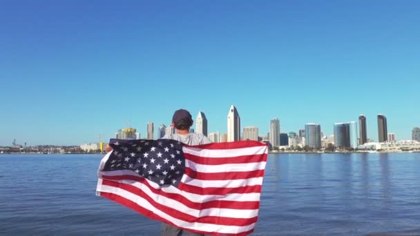 진짜 슬로우 모션에서 미국 국기를 들고 남자의 비디오 — 비디오
