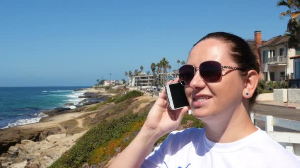 Dois vídeos de mulher falando no telefone em 4K — Vídeo de Stock