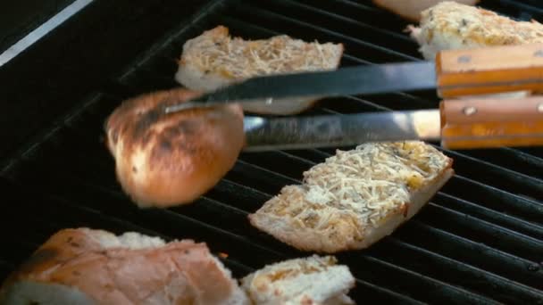 Video von Brotstücken mit Käse auf dem Grill in echter Zeitlupe — Stockvideo