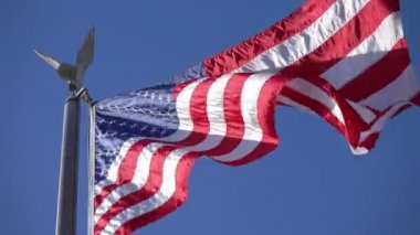 Video 4 k rüzgarda sallayarak Amerika Birleşik Devletleri bayrağı