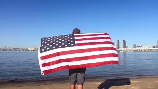 本当のスローモーションでアメリカの国旗を保持している人の 3 つの動画 — ストック動画