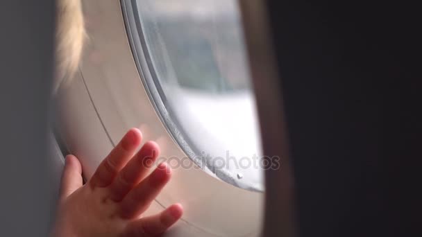 Tre filmer av barn tittar genom fönstret flygplan i äkta slow motion — Stockvideo