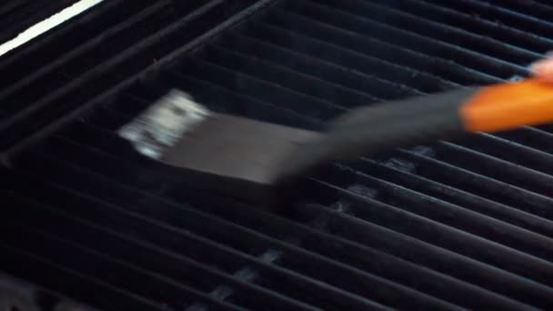 Video z čištění grilu v reálném Zpomalený pohyb — Stock video