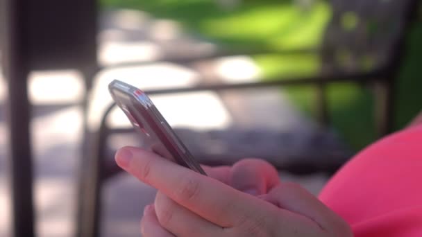 Video de la mujer usando el teléfono en 4K — Vídeos de Stock