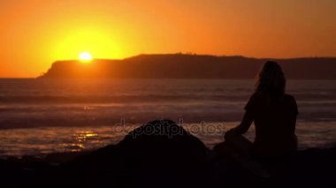 Gerçek yavaş çekimde batımında yoga pratik video