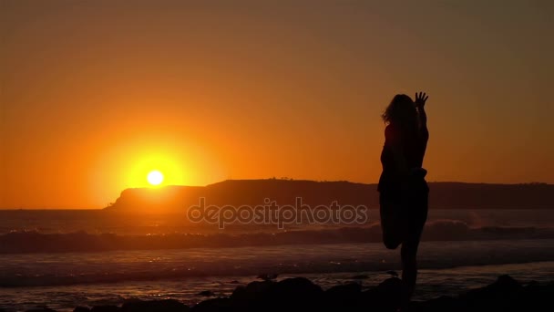 Vídeo de praticar ioga ao pôr-do-sol em câmera lenta real — Vídeo de Stock