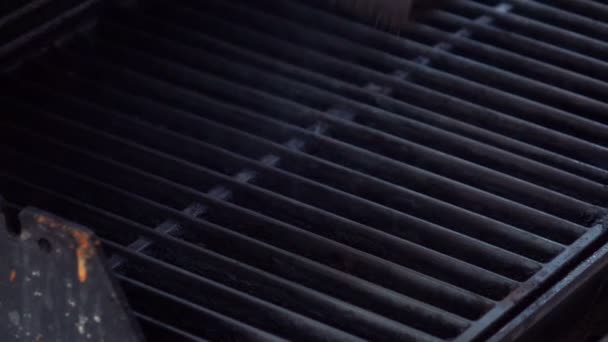Vídeo de limpeza grill em câmera lenta real — Vídeo de Stock