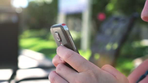 Видео женщины, использующей мобильный телефон в 4К — стоковое видео