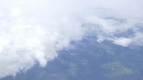 Luchtfoto schot boven de wolken in 4k — Stockvideo