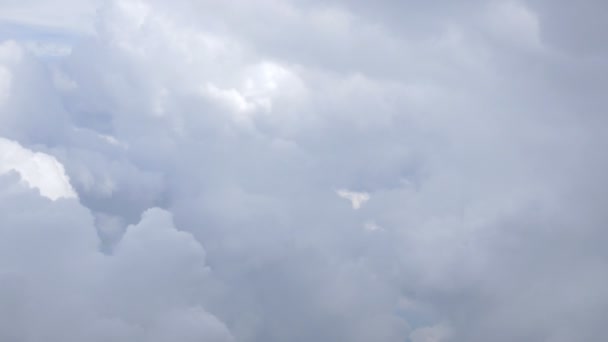Plan aérien au-dessus des nuages en 4K 