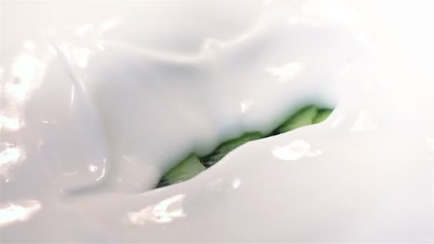 Dos videos de kiwi cayendo en el yogur en cámara lenta real — Vídeos de Stock