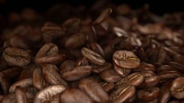 Vídeo de queda de grãos de café em câmera lenta real 1000fps — Vídeo de Stock