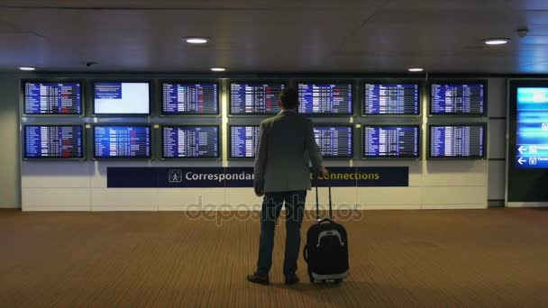 Dos vídeos de pasajeros en el aeropuerto — Vídeo de stock