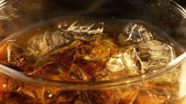 Soğuk buz küpleri 4 k ile kokteyl iki videoları