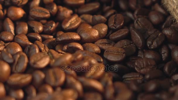 Dvě videa z rotující kávová zrna v rozlišení 4k