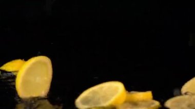 Gerçek yavaş düşen limon dilimleri üç videoları