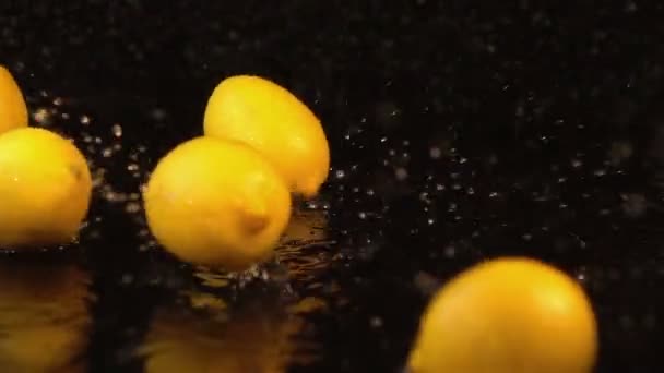 Quatre vidéos de citrons tombés au ralenti 