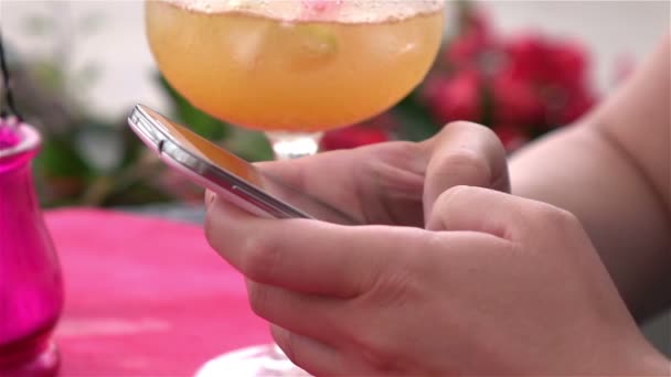 Twee video's van vrouw met behulp van mobiele telefoon in echte Slowmotion — Stockvideo