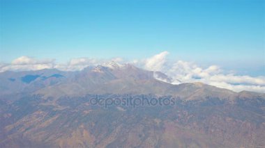 Bulutlar ve 4k dağlarda yukarıda hava atış