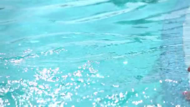 Два видео, на которых ноги плюют в воду в реальном замедленном режиме — стоковое видео