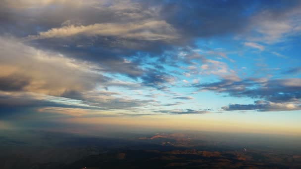 Dva letecké záběry pod mraky v rozlišení 4k — Stock video