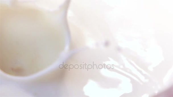 Två videor av bitar av orange faller i yoghurt i äkta slow motion — Stockvideo