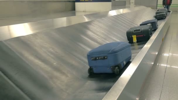 4 k の空港で手荷物カルーセルのビデオ — ストック動画