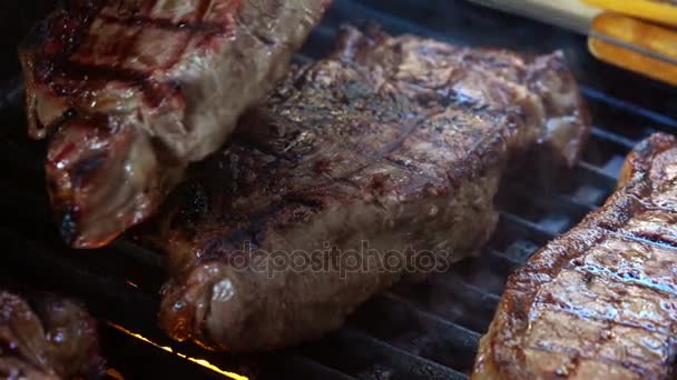Video z grilování steaky na ohni v reálném Zpomalený pohyb — Stock video