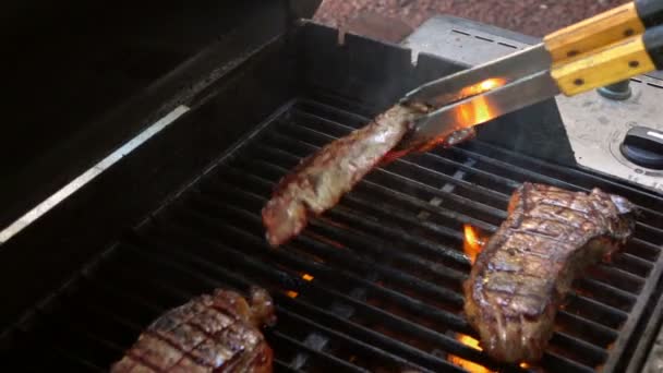 Vidéo de la rotation des steaks sur le gril au ralenti — Video