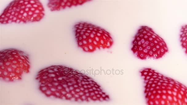 草莓落入牛奶中真正慢动作的视频 — 图库视频影像