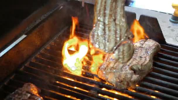 本当のスローモーションで火にステーキの焼き方のビデオ — ストック動画