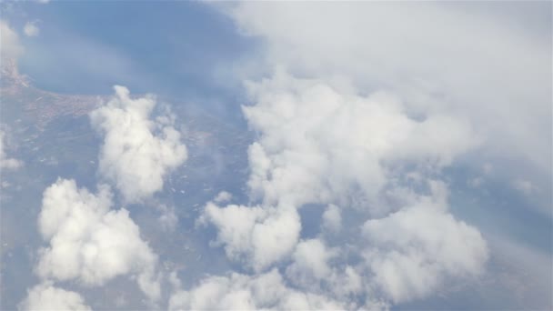 Tiro aéreo acima das nuvens inchadas em 4K — Vídeo de Stock