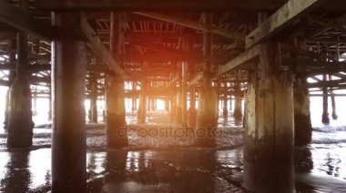 Video gerçek yavaş çekimde iskele altında yürüyüş