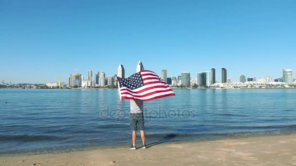 Video del hombre sosteniendo bandera americana en cámara lenta real — Vídeo de stock