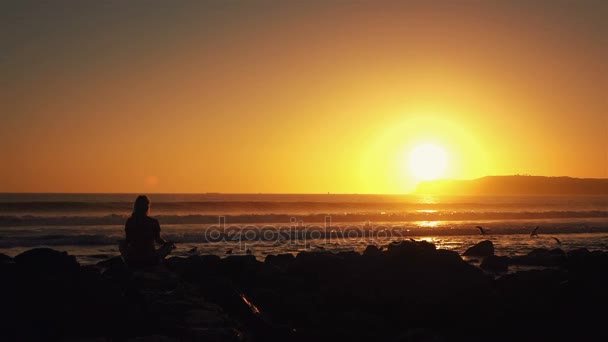 Two videos of practicing yoga at the sunset in real slow motion — Stock Video