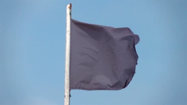 Vídeo de acenando bandeira preta em câmera lenta real — Vídeo de Stock