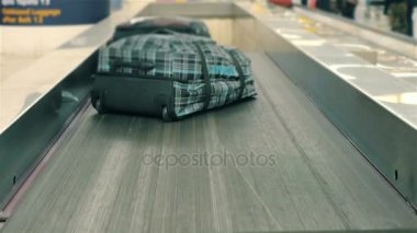 Bagaj atlıkarınca havaalanında 4k video