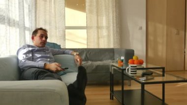 Adam 4 k'dan fazla tv izliyor video