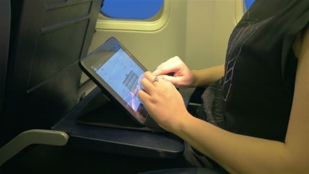 Film kobiety za pomocą cyfrowego tabletu w 4k — Wideo stockowe