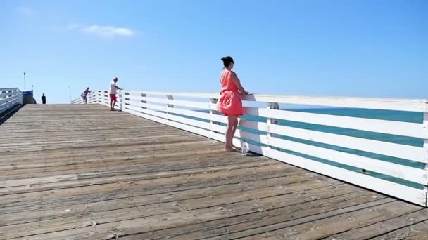Video einer Frau, die am Pier steht — Stockvideo