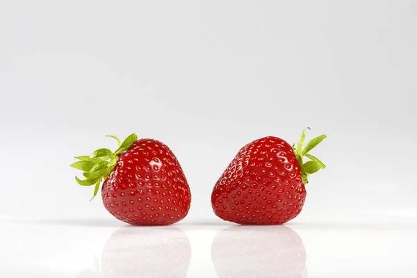 흰색 배경에 고립의 빨간 딸기 2 개. — 스톡 사진